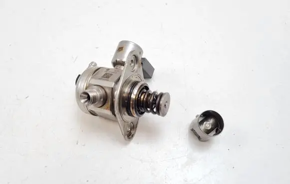 Volkswagen Tiguan Fuel injection high pressure pump 04E127025D 0261520573