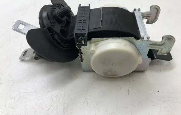 Middle seatbelt (rear)