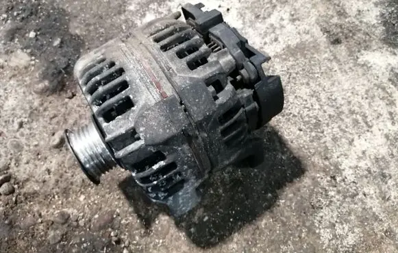 Opel Zafira A Generator/alternator 90561168 0124415005