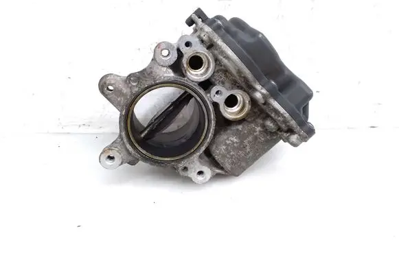 Volkswagen PASSAT B8 Throttle valve 04L128063AA
