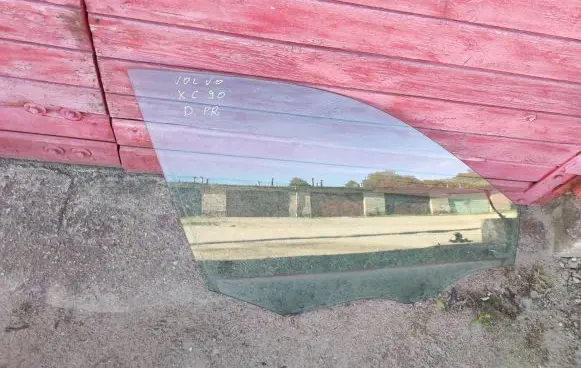 Volvo XC90 Front door window glass four-door