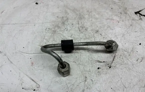 Volkswagen Tiguan Fuel injector supply line/pipe 