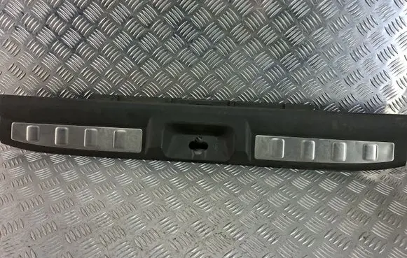 Trunk/boot sill cover protection