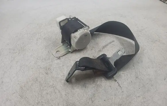 Mitsubishi Lancer X Middle seatbelt (rear) 