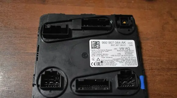 Porsche Cayenne (9Y0 9Y3) Trunk lid opening control unit 992907064AK