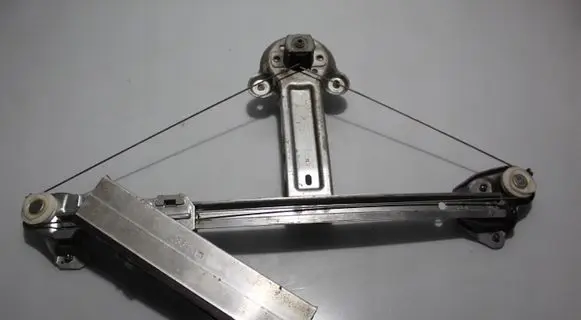 Rear window lifting mechanism without motor