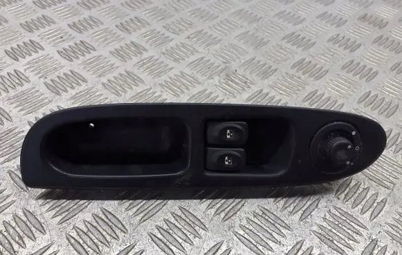 Renault Thalia II Front door window switch trim 7700845735