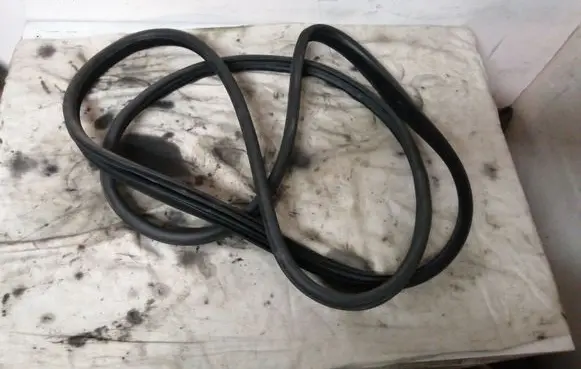 Volvo XC90 Rear door rubber seal (on body) 