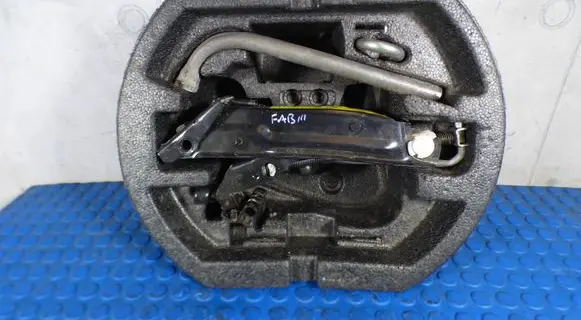 Skoda Fabia Mk3 (NJ) Tool set CART5J0012115A 5J0012115A