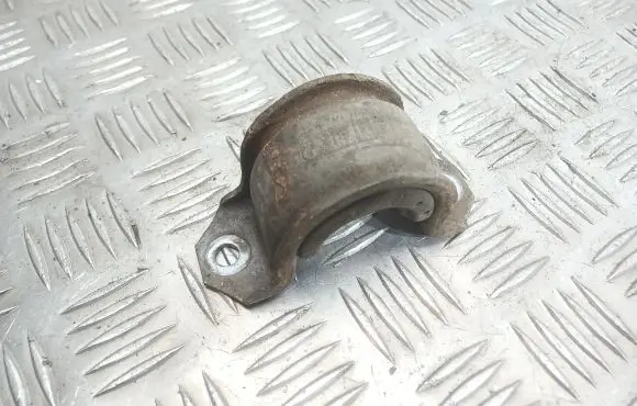 BMW 1 E82 E88 Sway bar bush bracket, front 6787016