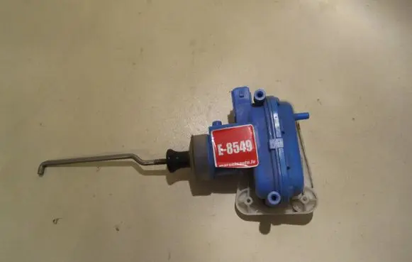 Audi 80 90 S2 B4 Central locking vacuum pump 893862153C