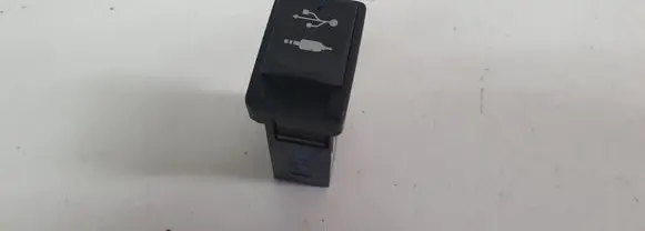 Toyota Auris E180 USB socket connector 