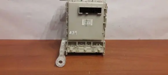 Toyota Avensis T270 Relay mounting block 8273005150