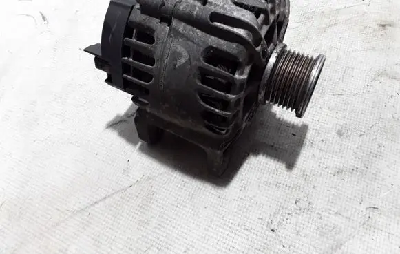 Opel Vivaro Generator/alternator 231008633R