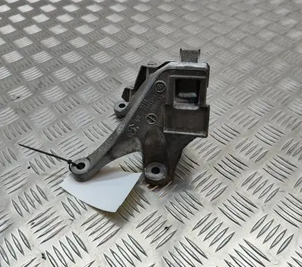 BMW 5 G30 G31 Engine mounting bracket 6861564 22116861564