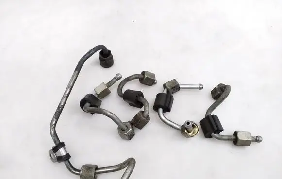 Fuel injector supply line/pipe