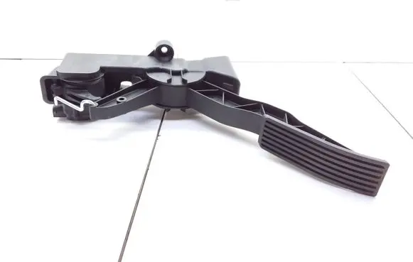 Mercedes-Benz A W169 Accelerator throttle pedal A1693000304 91736020