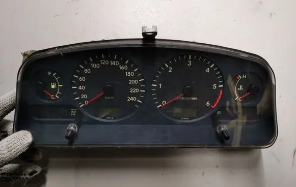 Toyota Avensis T220 Speedometer (instrument cluster)