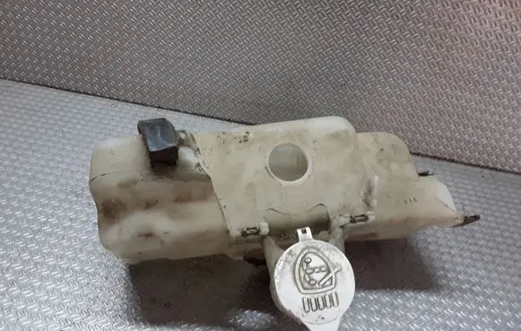 Mitsubishi Pajero Windshield washer fluid reservoir/tank