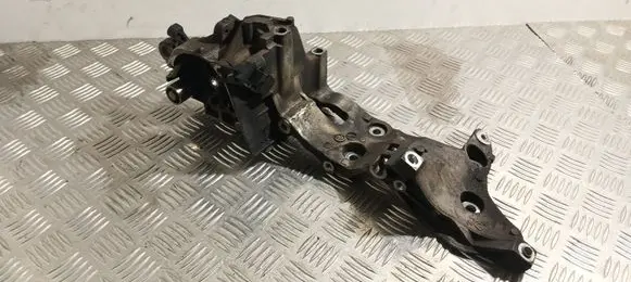 Volkswagen PASSAT B8 Generator/alternator bracket 04L903143D