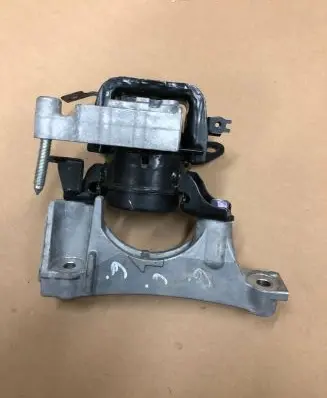 Lexus ES 250 - 300 - 330 Engine mount bracket
