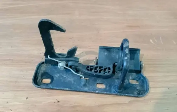 Volkswagen Golf V Engine bonnet/hood lock/latch loop/hook 1K0823480