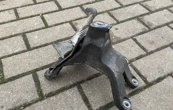 Audi A5 8T 8F Engine mounting bracket 8K0199388BE 8K0199388