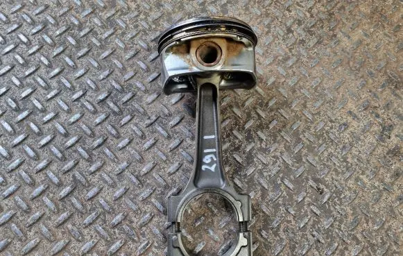 Dodge RAM Piston with connecting rod