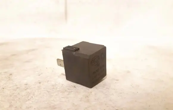 Mercedes-Benz E W210 Other relay A0025421319 4RA00779100