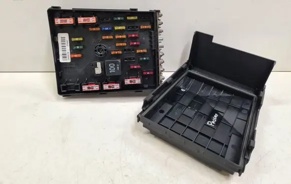 Volkswagen PASSAT B6 Fuse module 3C0937125 13456120 1K0937132F