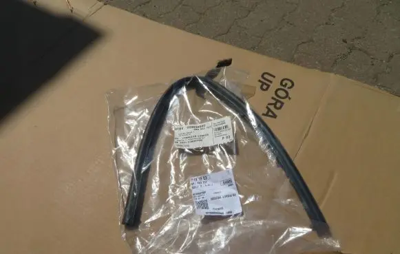 Volkswagen Tiguan Engine compartment rubber 5NA823707