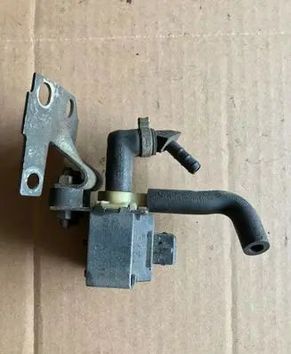 Volkswagen Golf II Vacuum valve 