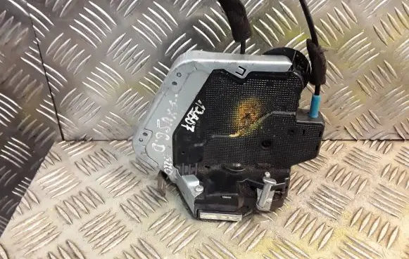 Lexus IS 220D-250-350 Rear door lock 6905053040
