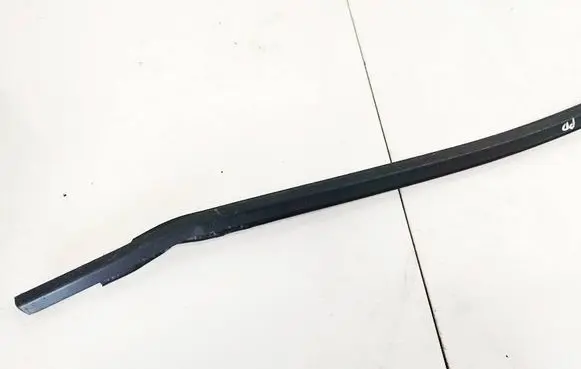Seat Leon (5F) Front door glass trim molding 