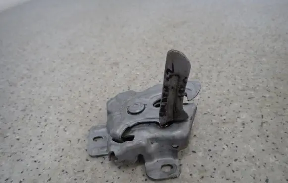 Suzuki Splash Engine bonnet/hood lock/catch 
