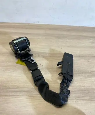 Toyota Avensis T270 Middle seatbelt (rear) 609311300a 7335005050 609658700