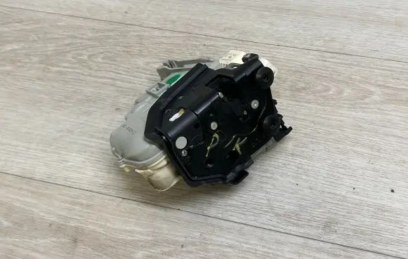 Porsche Cayenne (92A) Front door lock 4G1837015A