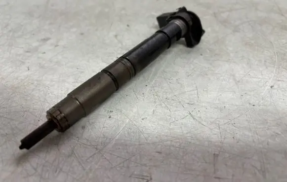 Volkswagen PASSAT B6 Fuel injector 0445116030 03L130277
