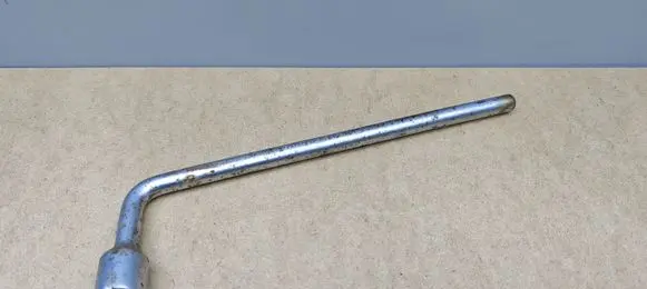 Mercedes-Benz E W211 Wheel nut wrench A2215810001