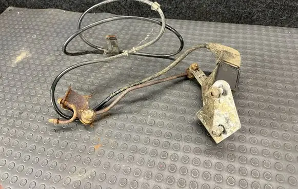 Mercedes-Benz E W211 Air suspension front height level sensor A0105427717