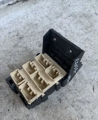 Toyota Avensis T250 Fuse module 8273405030