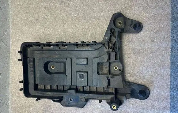 Volkswagen Eos Battery tray 1K0915333