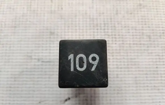 Audi A4 S4 B5 8D Other relay 357906381A PA66GF30