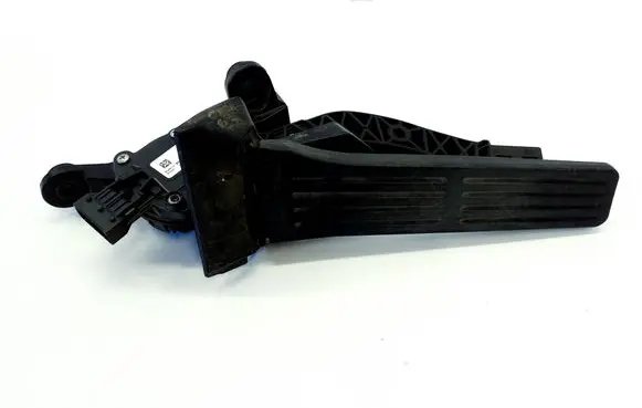 Accelerator throttle pedal