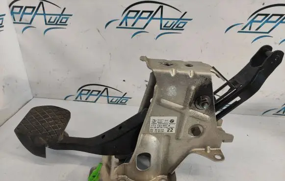 Volkswagen Touran I Brake pedal 1T1723057K 2320050017