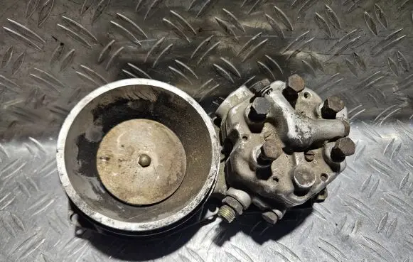 Audi 100 200 5000 C3 Fuel distributor 0438121013 034133353