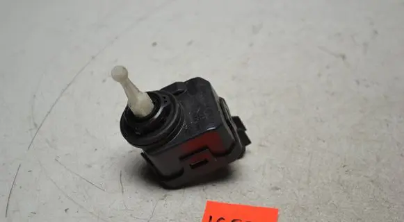 Mitsubishi Carisma Headlight level adjustment motor 007878