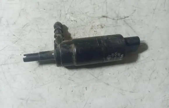 Volkswagen PASSAT B6 Headlight washer pump 3B7955681