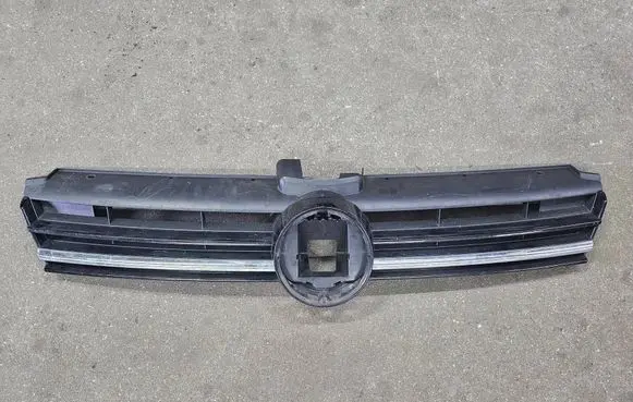Volkswagen Golf VII Front bumper upper radiator grill 5G0853653Q