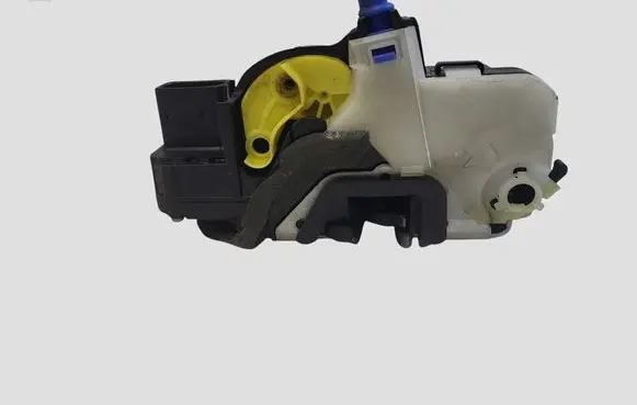 Opel Ampera Front door lock 13579497